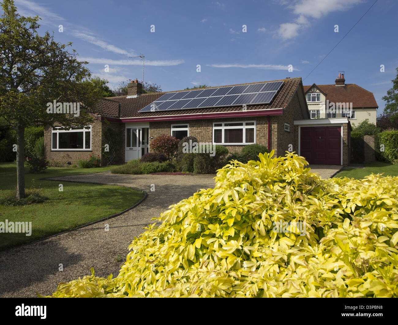 Gamme de 16 panneaux solaires sur bungalow Banque D'Images