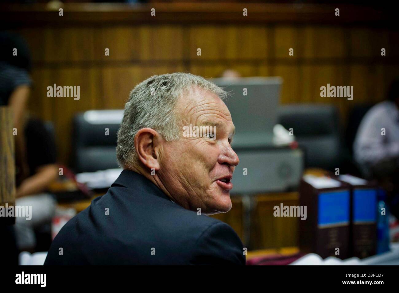 PRETORIA, AFRIQUE DU SUD : Barry Roux, l'avocat d'Oscar Pistorius, au tribunal d'instance de Pretoria le 22 février 2013, à Pretoria, Afrique du Sud. Oscar Pistorius est accusé du meurtre de reeva Steenkamp, le 14 février 2013. C'est jour 4 de son cautionnement. (Photo par Gallo Images / Foto24 / Alet Pretorius) Banque D'Images