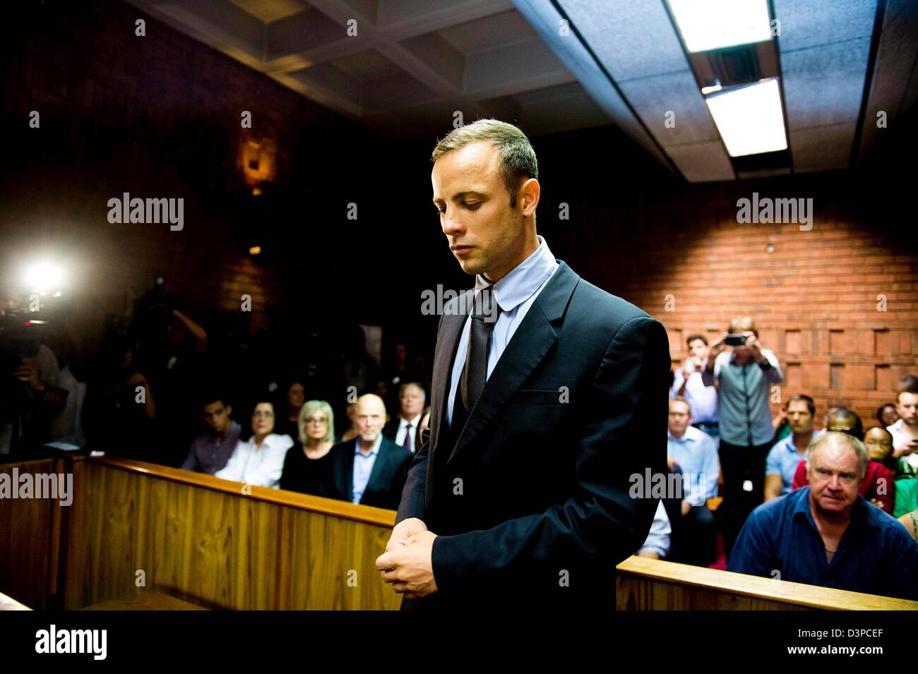 PRETORIA, AFRIQUE DU SUD : Oscar Pistorius au tribunal d'instance de Pretoria le 22 février 2013, à Pretoria, Afrique du Sud. Pistorius est accusé du meurtre de reeva Steenkamp, le 14 février 2013. C'est jour 4 de son cautionnement. (Photo par Gallo Images / Foto24 / Liza van Deventer) Banque D'Images