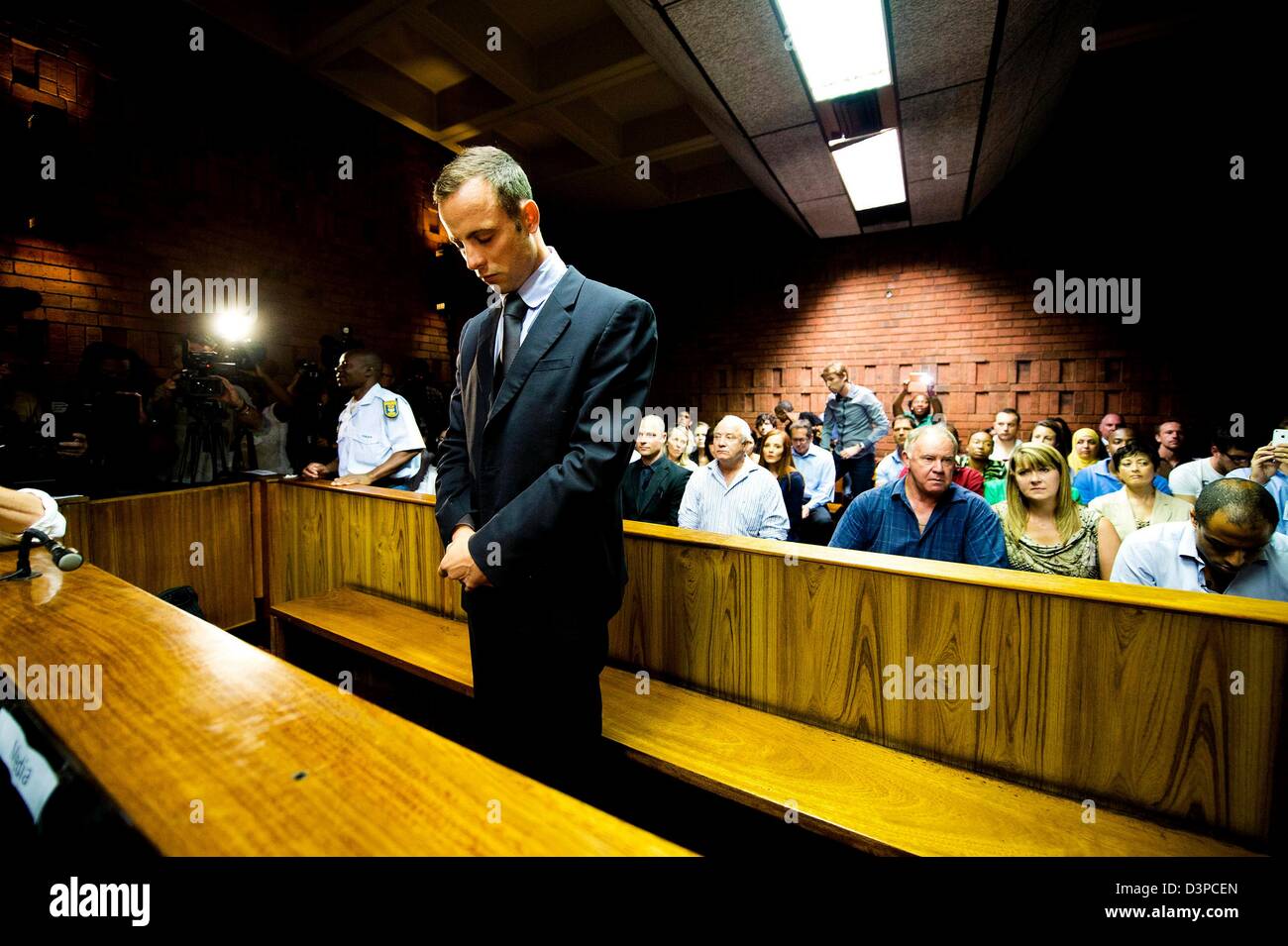 PRETORIA, AFRIQUE DU SUD : Oscar Pistorius au tribunal d'instance de Pretoria le 22 février 2013, à Pretoria, Afrique du Sud. Pistorius est accusé du meurtre de reeva Steenkamp, le 14 février 2013. C'est jour 4 de son cautionnement. (Photo par Gallo Images / Foto24 / Liza van Deventer) Banque D'Images