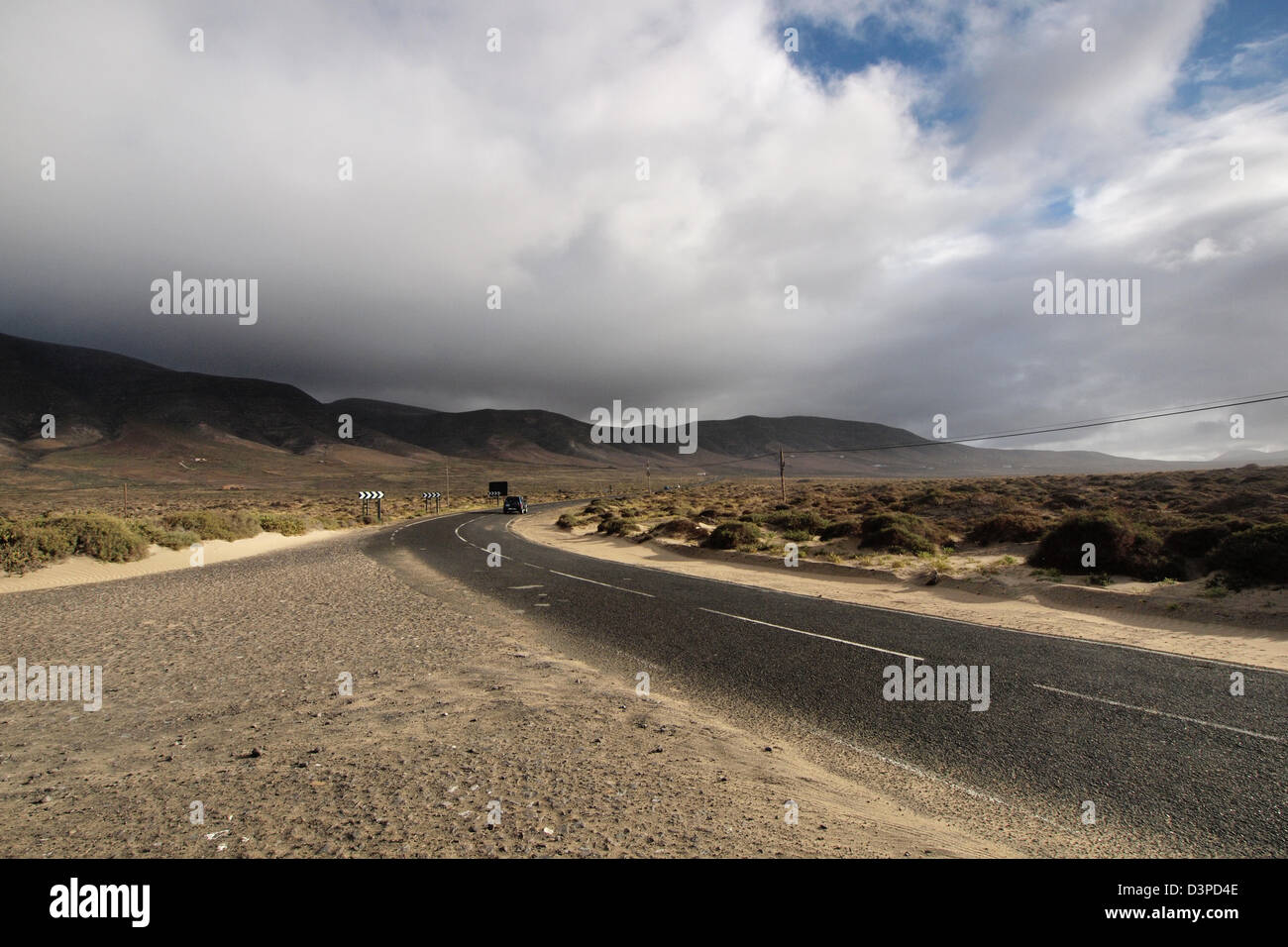 Route à travers les dunes du désert près de Famara à Lanzarote, îles canaries, espagne Banque D'Images