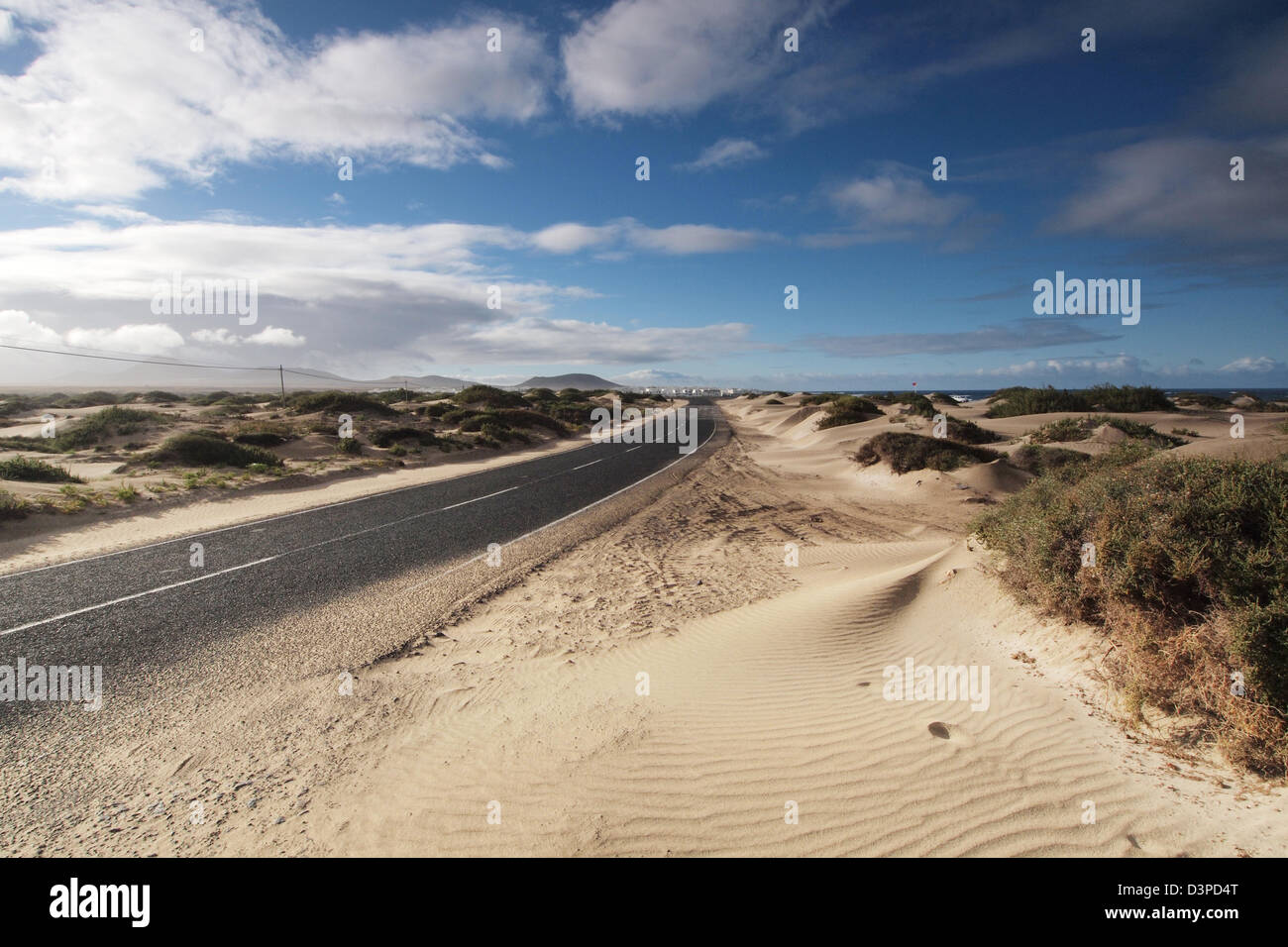 Route à travers les dunes du désert près de Famara à Lanzarote, îles canaries, espagne Banque D'Images