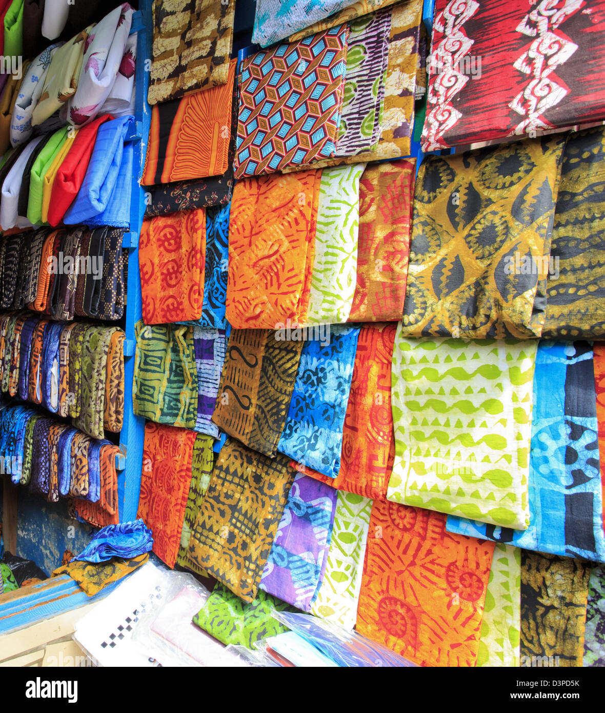 Tissu lumineux à vendre au marché de Kumasi, Ghana Banque D'Images