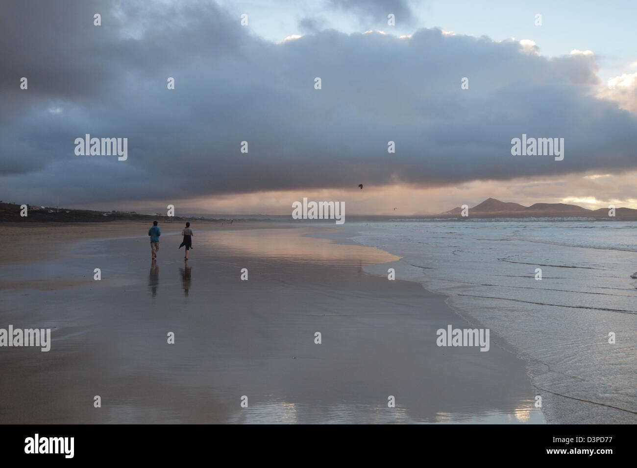 Caleta de Famara plage au coucher du soleil, Lanzarote, îles canaries, espagne Banque D'Images