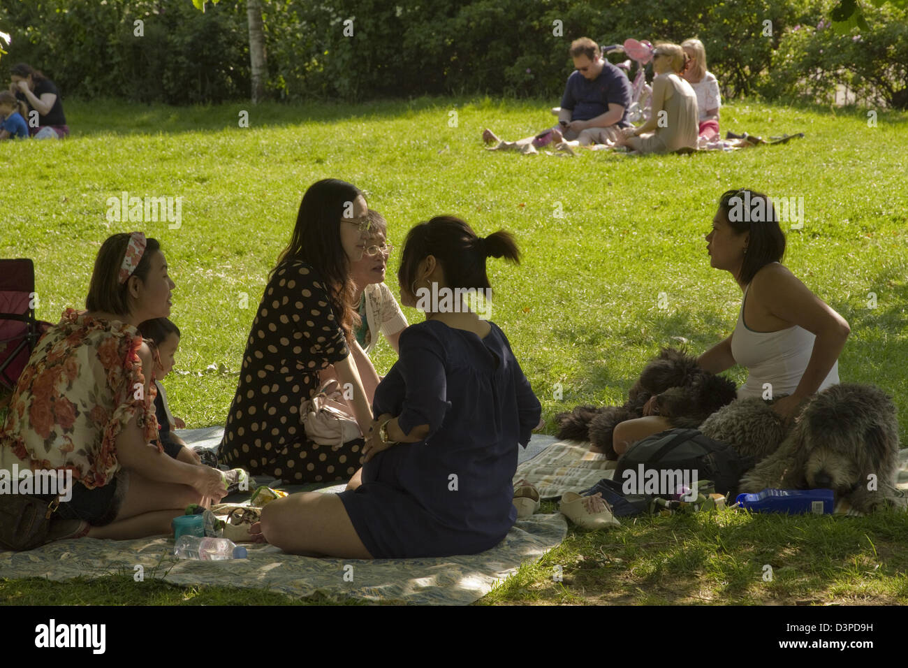 La famille et les amis de l'Asie du Sud-Est en journée dans Hyde Park Banque D'Images