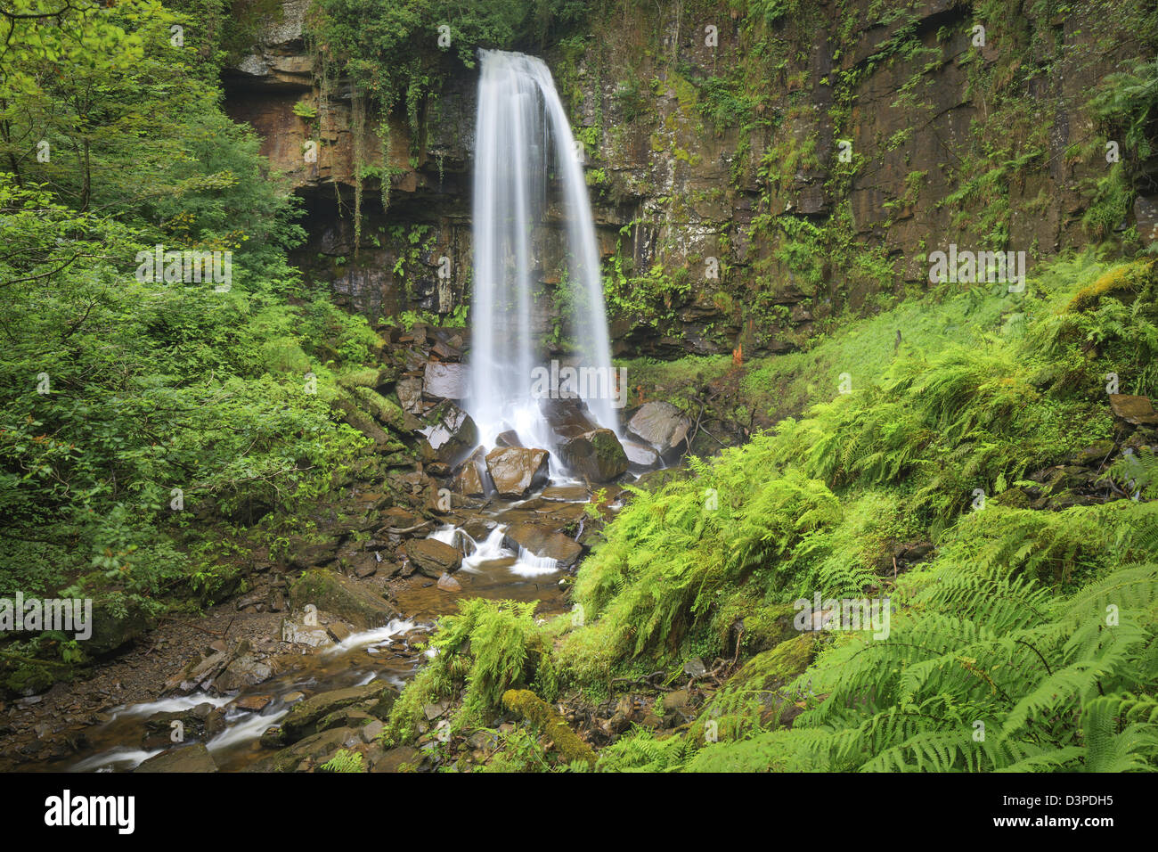 Melin (également Cour Melin Cwrt) cascade Resolven Vallée de Neath Neath Port Talbot & South Wales UK Banque D'Images