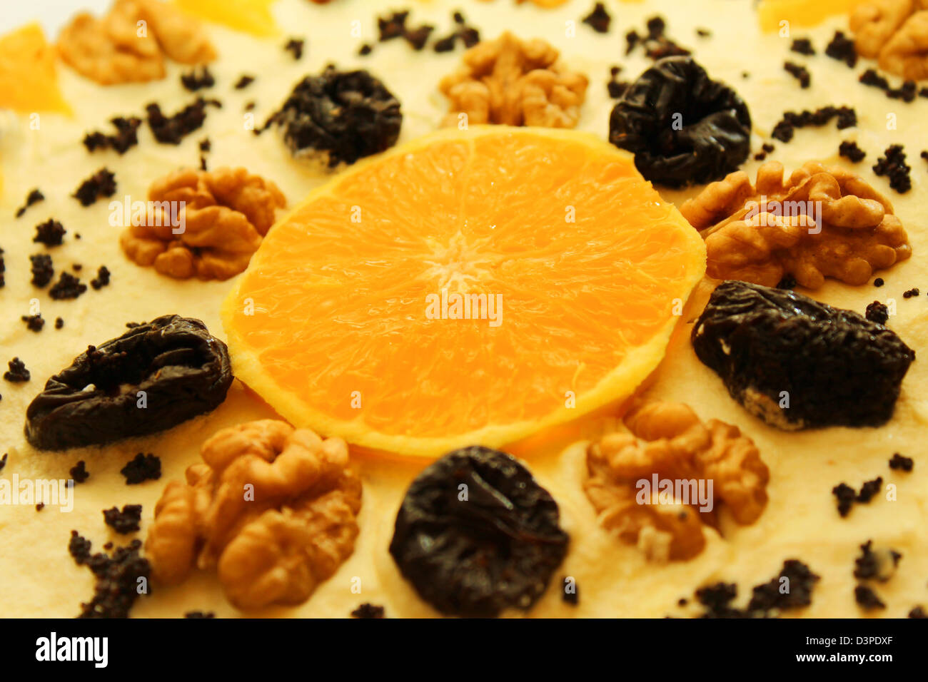 Gros plan du délicieux gâteau à l'orange, les noix et les pruneaux Banque D'Images