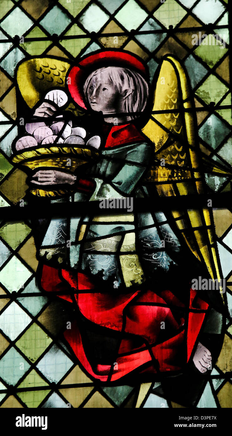 Ange avec une Eucharistie sur un vitrail dans la cathédrale de Rouen, France. Banque D'Images
