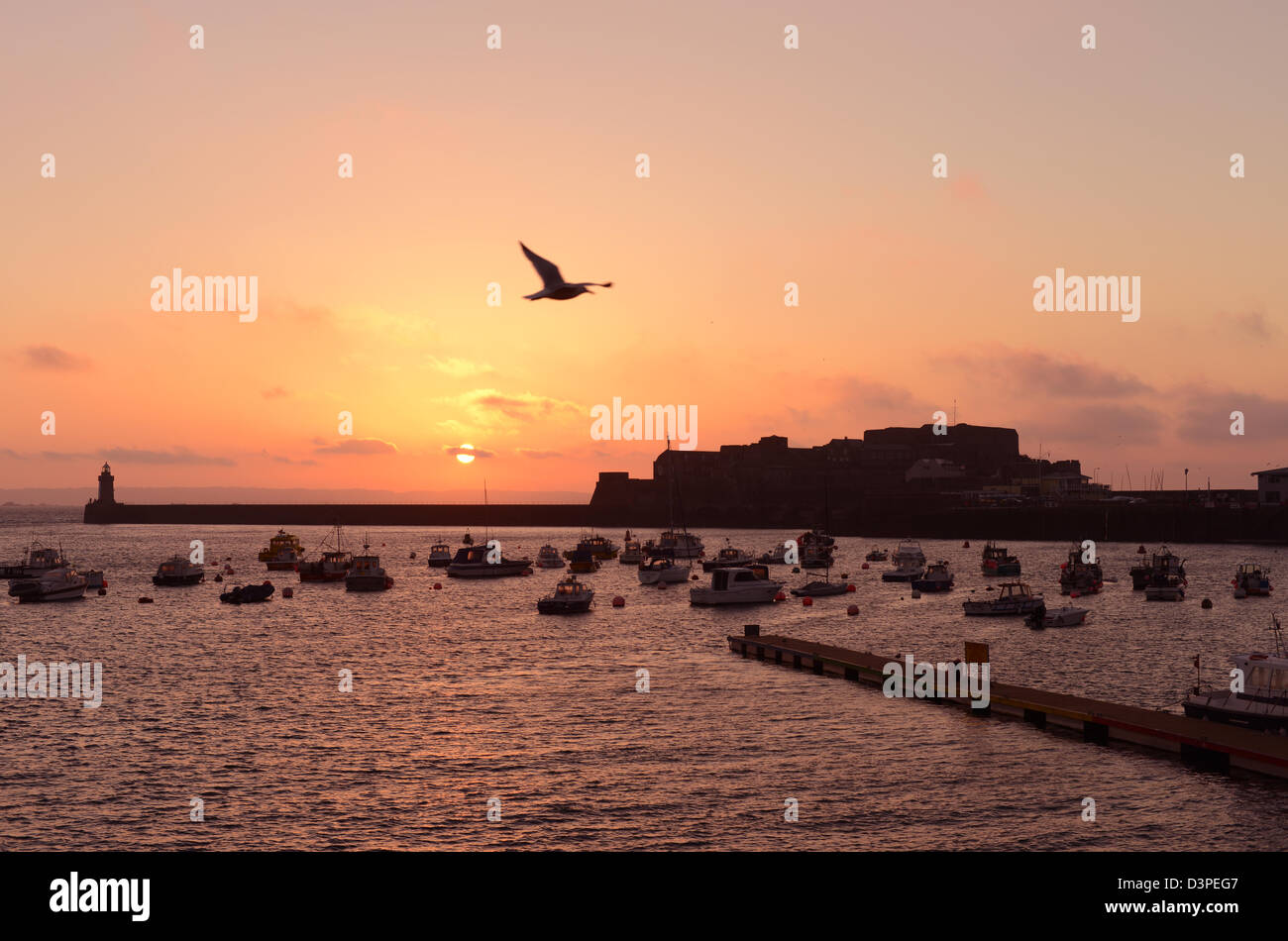 Soleil se lève sur Castle Cornet à St Peter Port, Guernsey, Channel Islands Banque D'Images