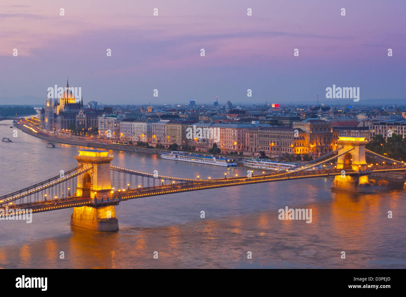 Le Pont des chaînes Széchenyi, Lanchid, sur le Danube la nuit Budapest, Hongrie, Europe, UE Banque D'Images