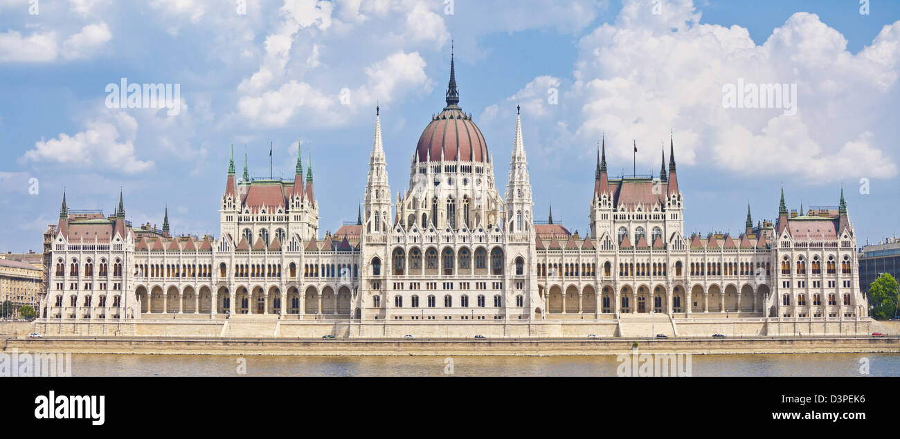 Bâtiment conçu par le Parlement hongrois Imre Steindl avec le Danube à l'avant-plan, Budapest, Hongrie, Europe, UE Banque D'Images