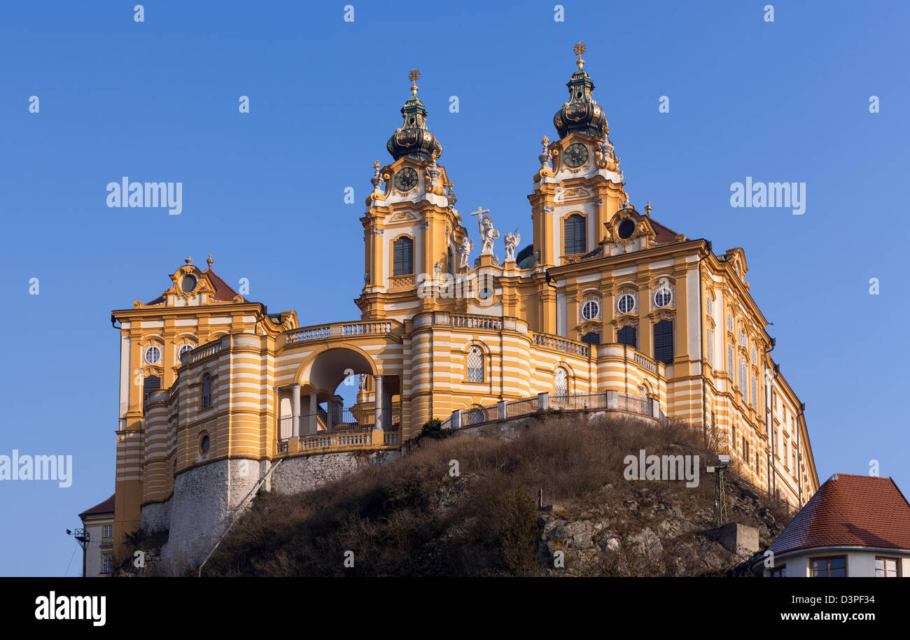 Abbaye de Melk monastère. Au sommet d'une haute falaise l'abbaye massive domine la petite ville de Melk. Stift Melk, Melk, , Autriche Banque D'Images