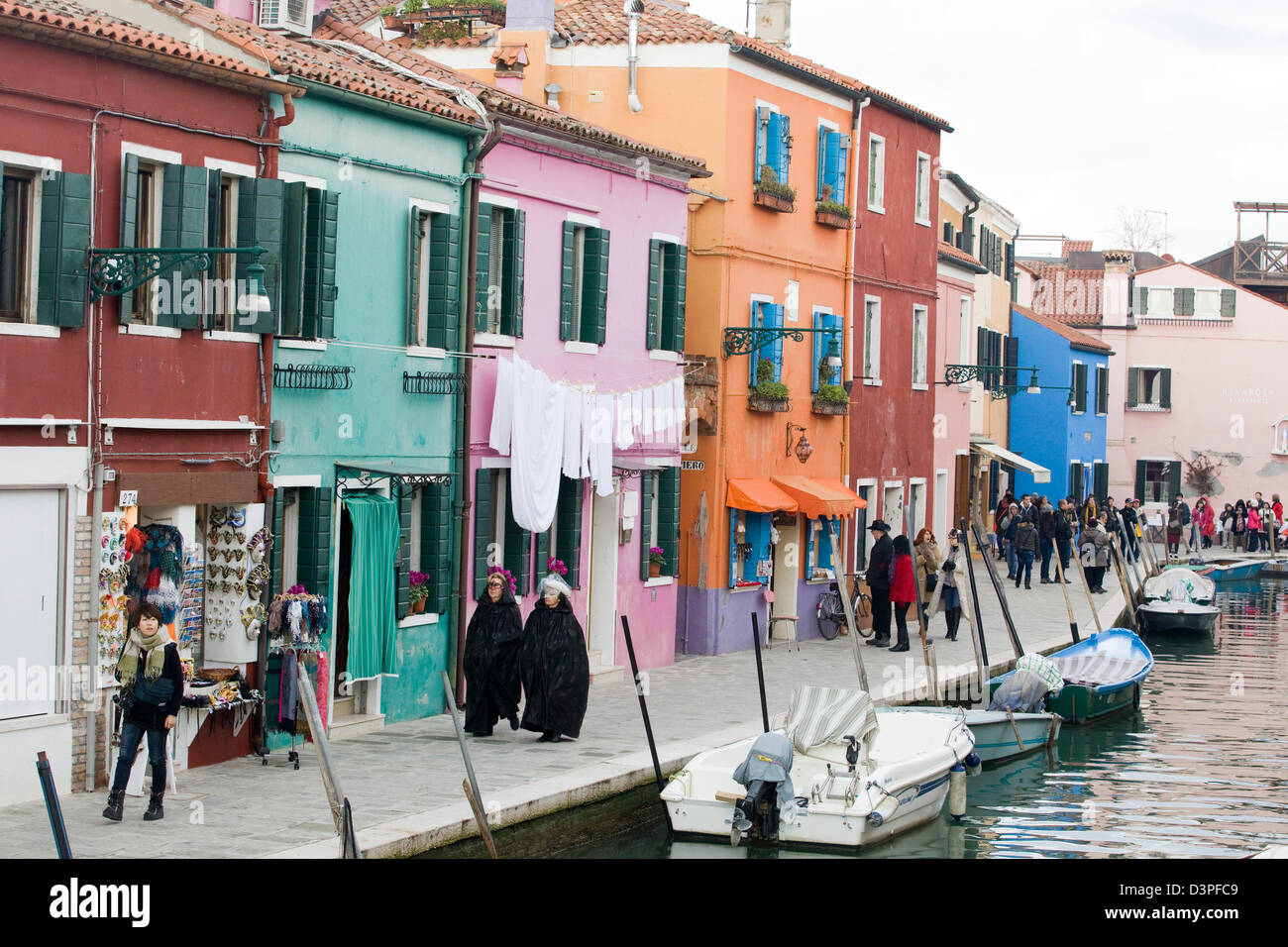 Maisons de couleurs vives sur Burano une île de la lagune de Venise Banque D'Images