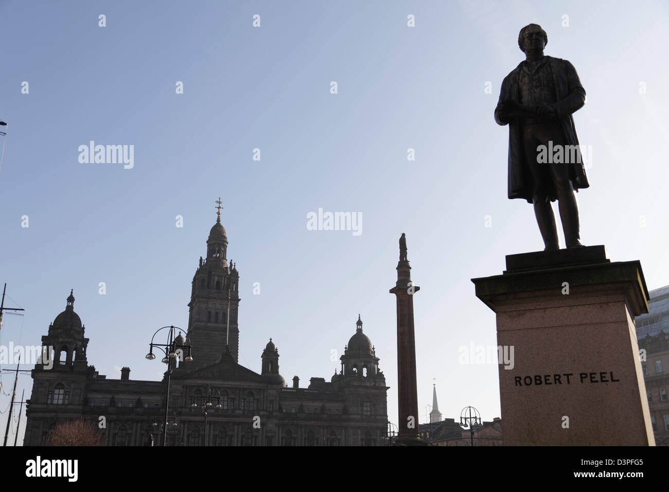 Vue en regardant la ville Chambres sur George Square dans le centre-ville de Glasgow, Écosse, Royaume-Uni Banque D'Images