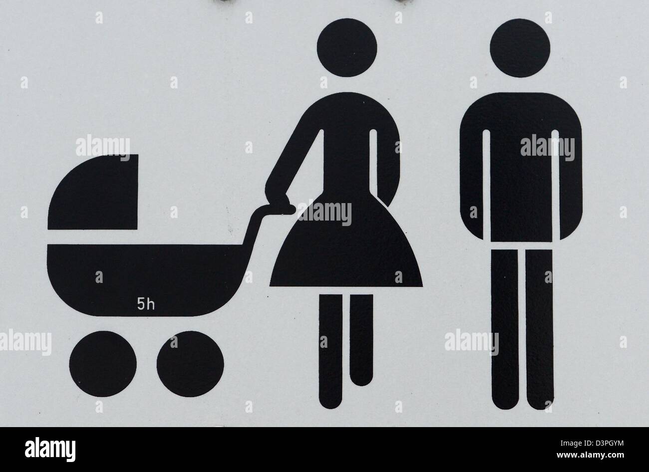 Un panneau routier illustre les pictogramm d'une famille avec poussette de bébé à Berlin, Allemagne, 18 février 2013. Jens Kalaene Banque D'Images