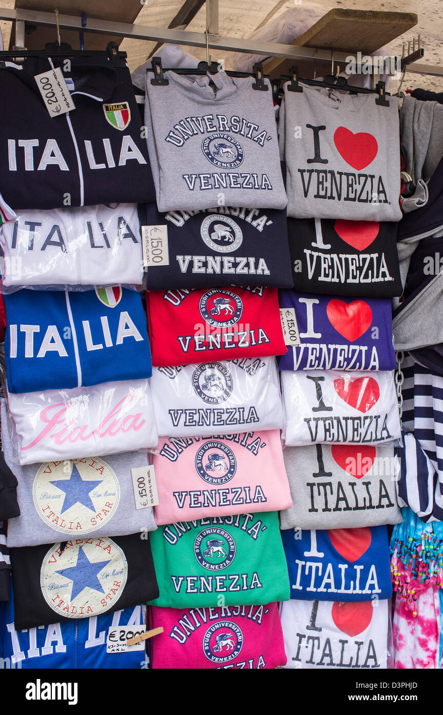Tee shirts souvenirs à vendre sur Pont Rialto Venise Italie Banque D'Images