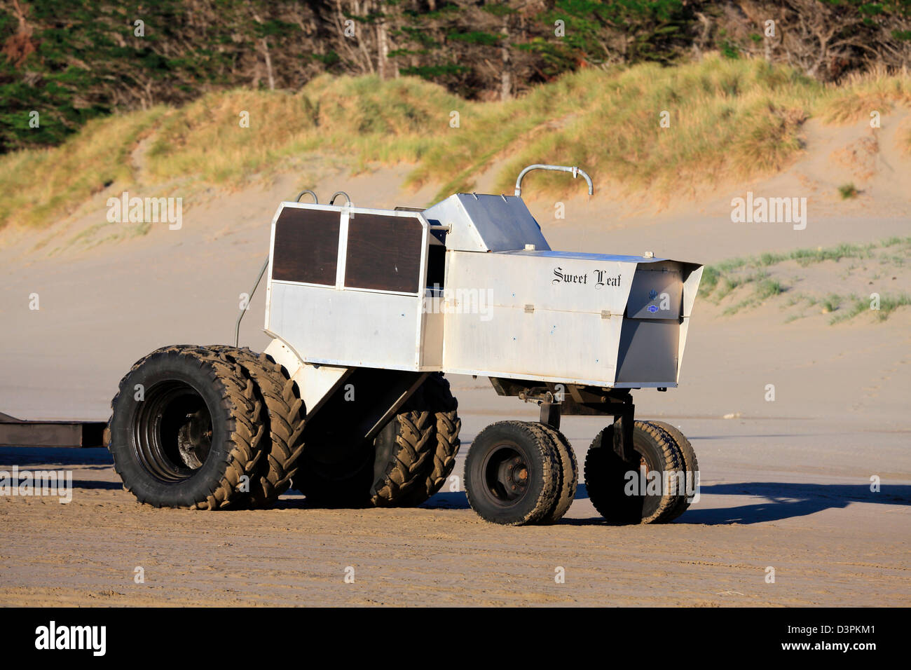 Bateau de pêche en aluminium inhabituelle le tracteur à Delémont dans le Wairarapa Banque D'Images