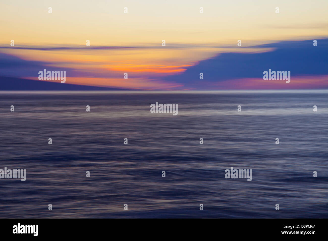 Un flou artistique/intentionnellement le coucher du soleil de l'île de Maui, Hawaii. Banque D'Images