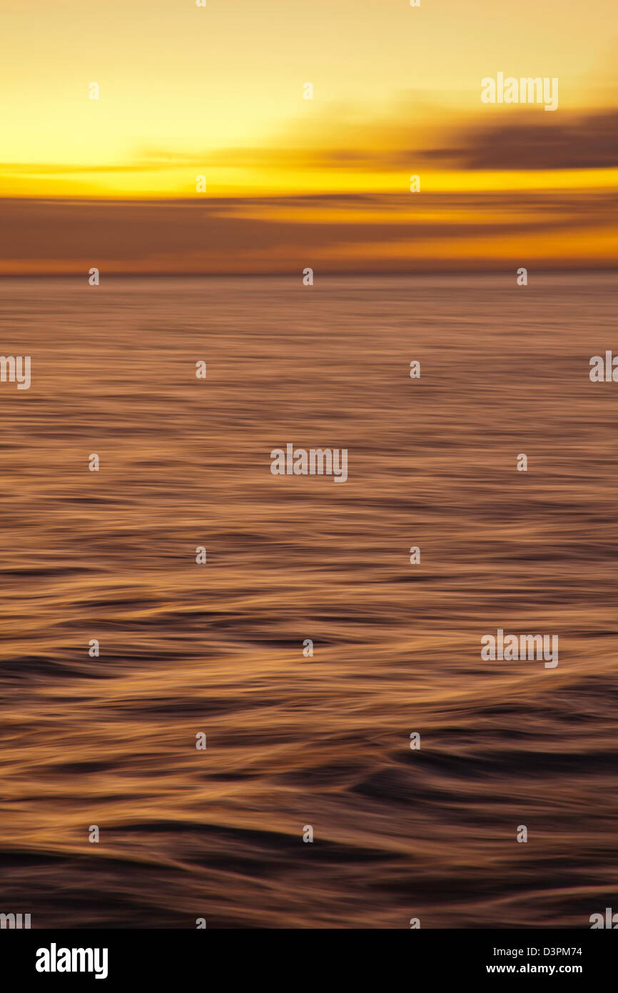 Un flou artistique/intentionnellement le coucher du soleil de l'île de Maui, Hawaii. Banque D'Images