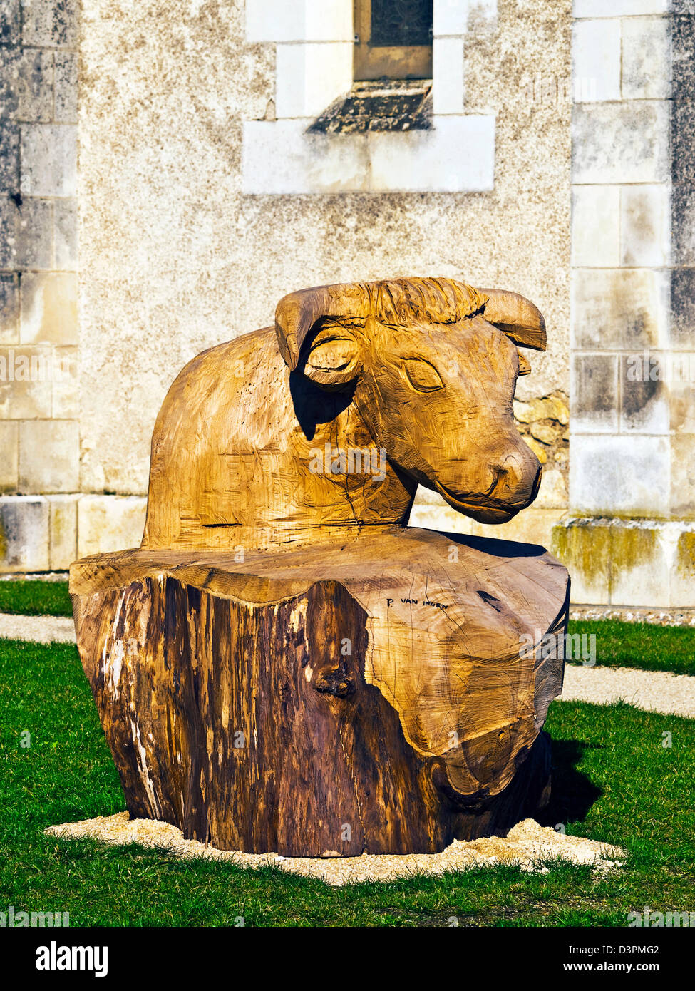 La sculpture sur bois de tête de taureau - France Photo Stock - Alamy