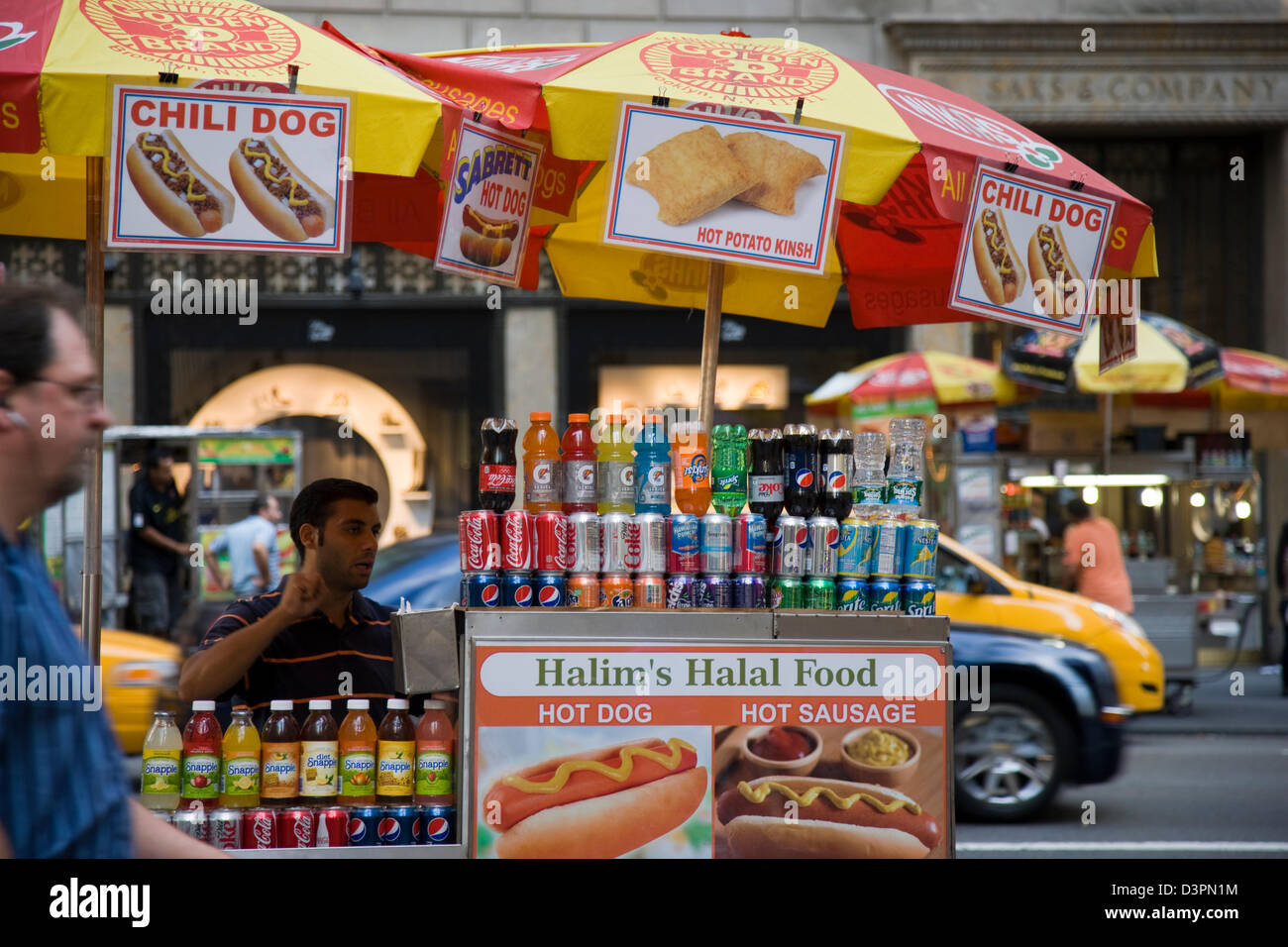 Stand de hot-dog halal sur 5e Cinquième Avenue à New York Banque D'Images