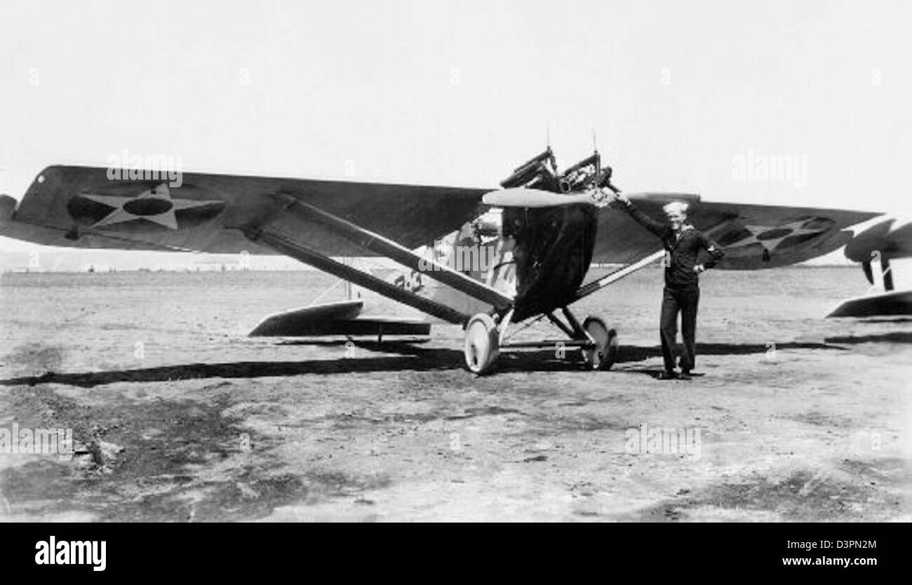 Le Loening M-8-1 était un hydravion conçu pour la reconnaissance et le transport. Il a été largement utilisé dans les opérations militaires et est remarquable pour sa conception amphibie, permettant des décollages et des atterrissages sur l'eau. Cet avion est capturé dans un contexte historique, probablement près d'une île ou d'un endroit nordique. Banque D'Images