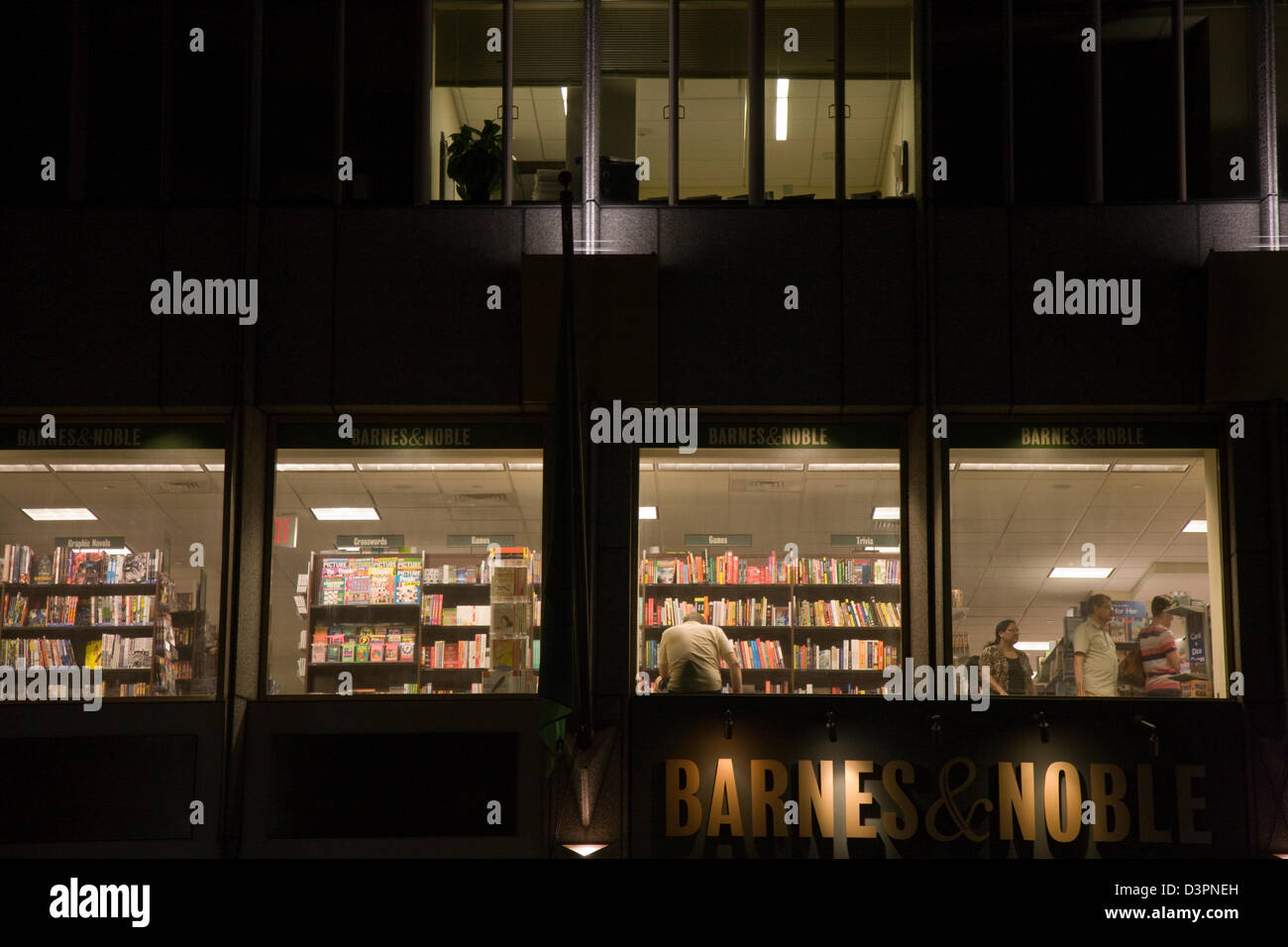 La librairie Barnes and Noble de nuit à New York Banque D'Images