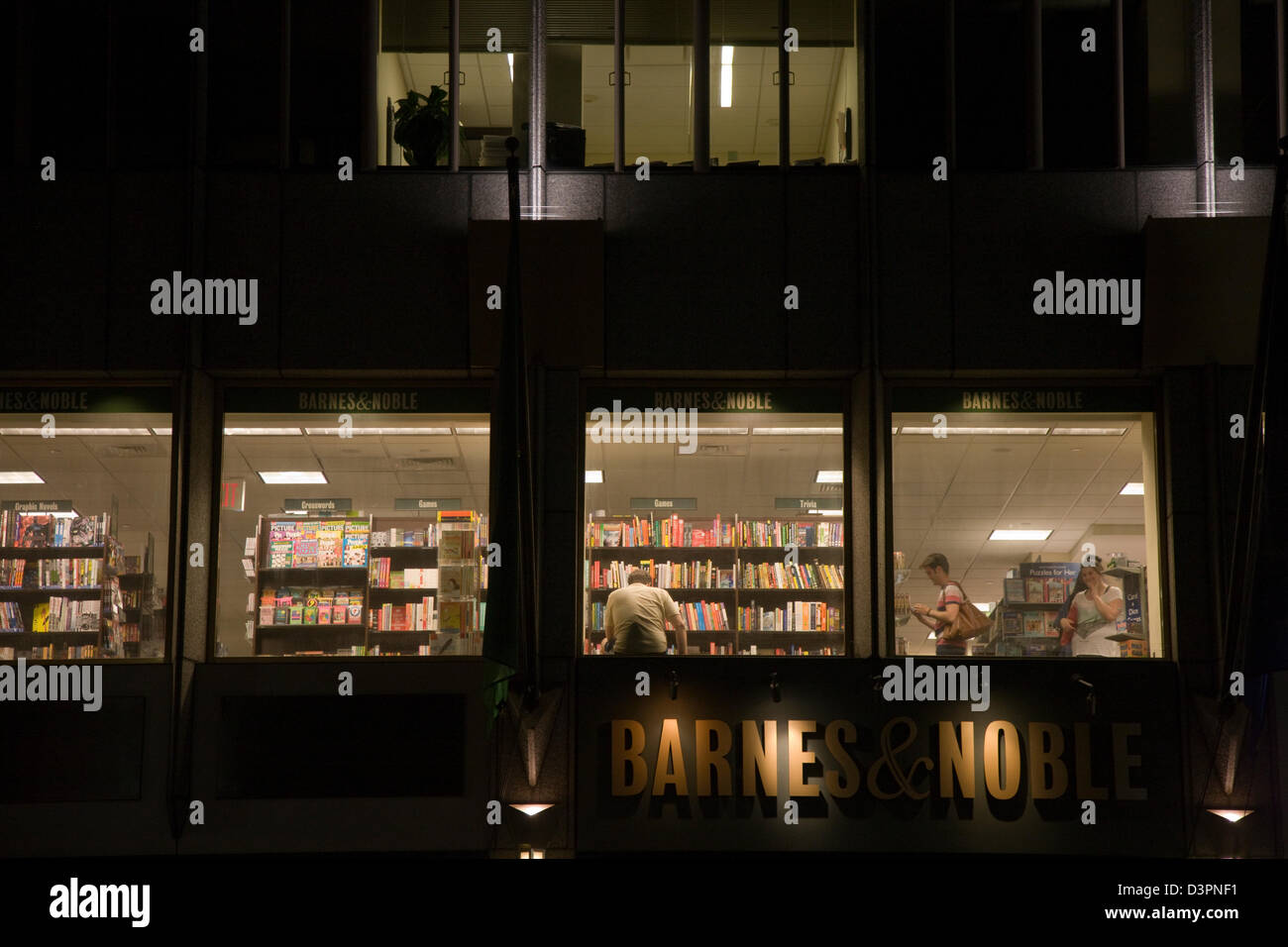 La librairie Barnes and Noble de nuit à New York Banque D'Images