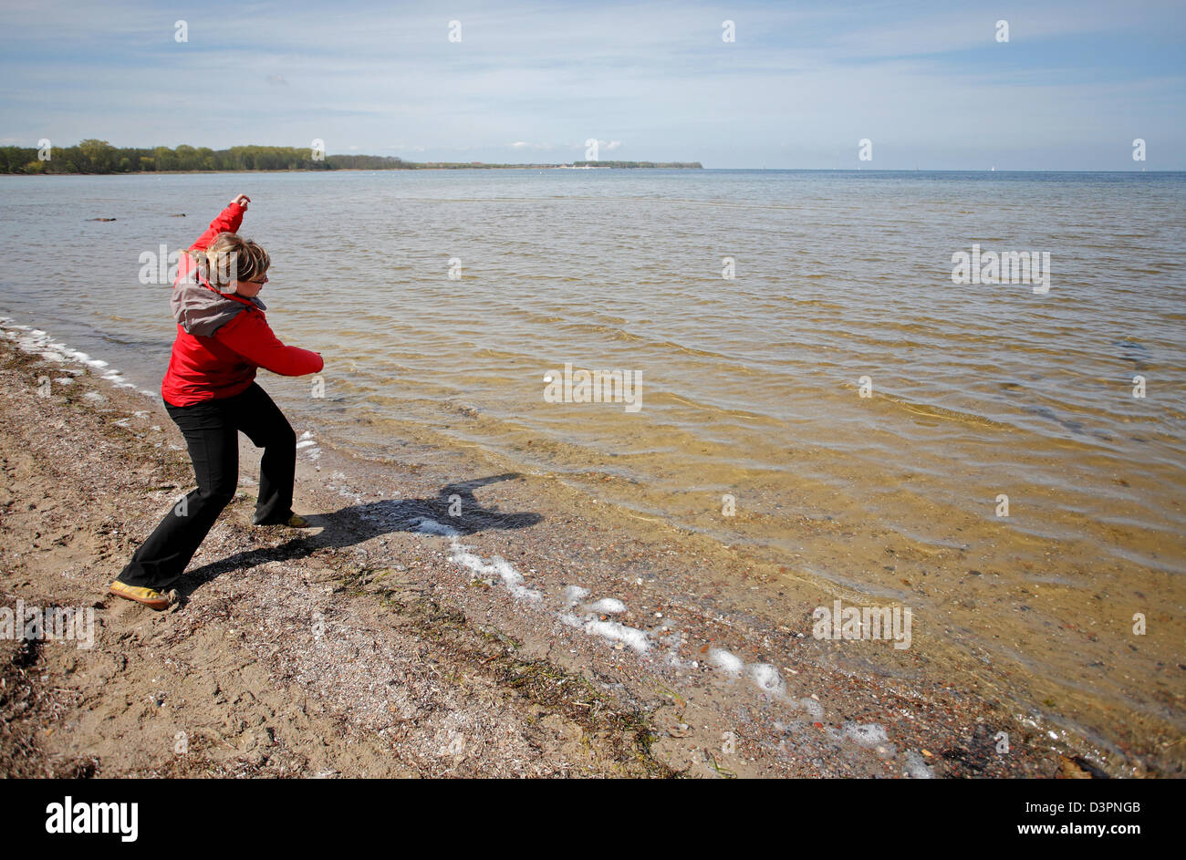 Wismar, Allemagne, une jeune femme peut passer une pierre sur l'eau Banque D'Images