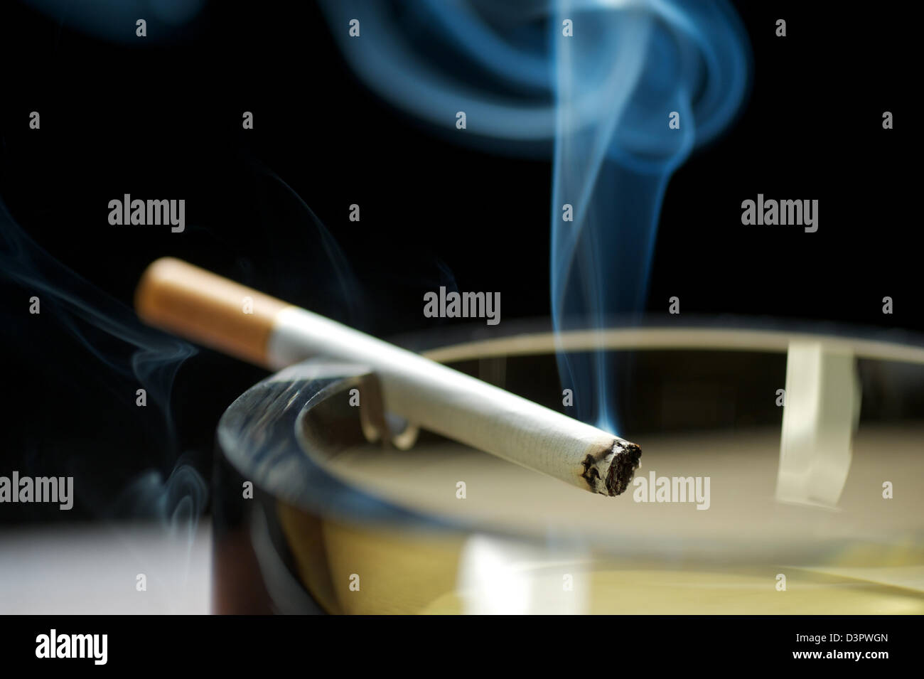 Hambourg, Allemagne, une cigarette dans un cendrier Banque D'Images