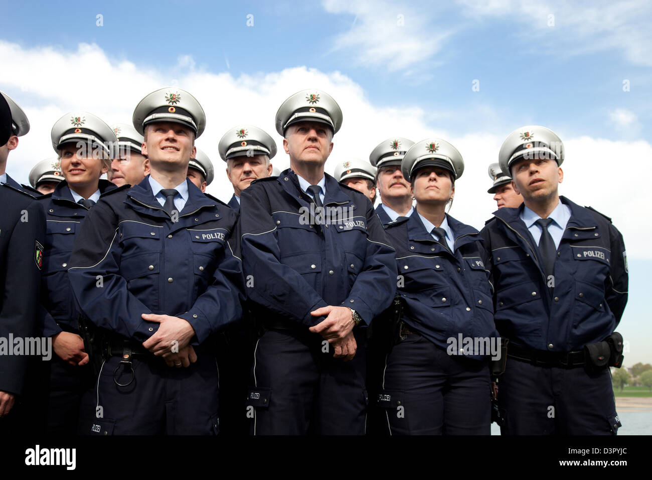 Düsseldorf, Allemagne, des agents de police avec l'uniforme bleu nouveau Banque D'Images