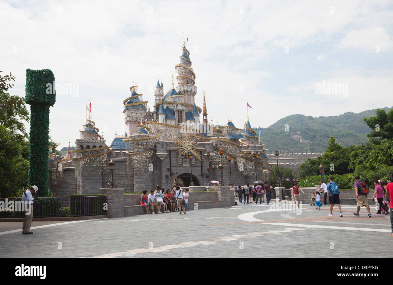 Les touristes au Château de La Belle au Bois Dormant, Hong Kong Disneyland, Lantau Island, Hong Kong, Chine Banque D'Images