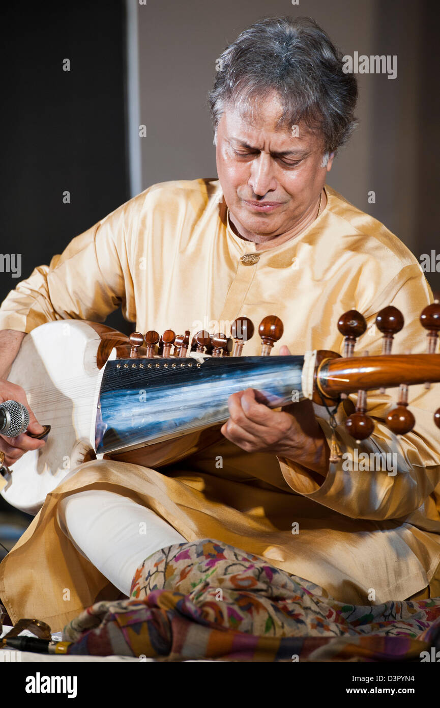 Maestro Sarod Ustad Amjad Ali Khan dans un concert Banque D'Images