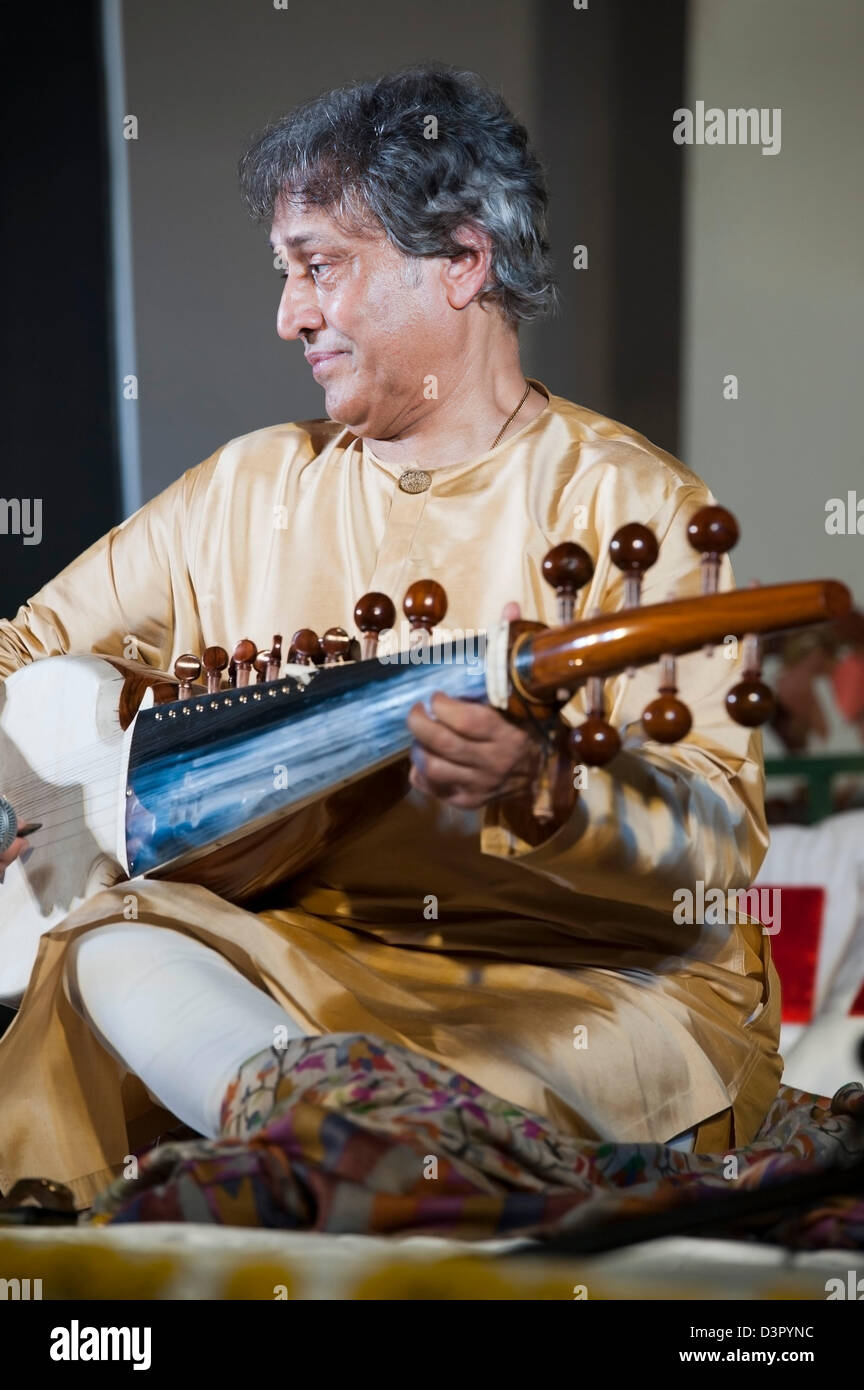 Maestro Sarod Ustad Amjad Ali Khan dans un concert Banque D'Images