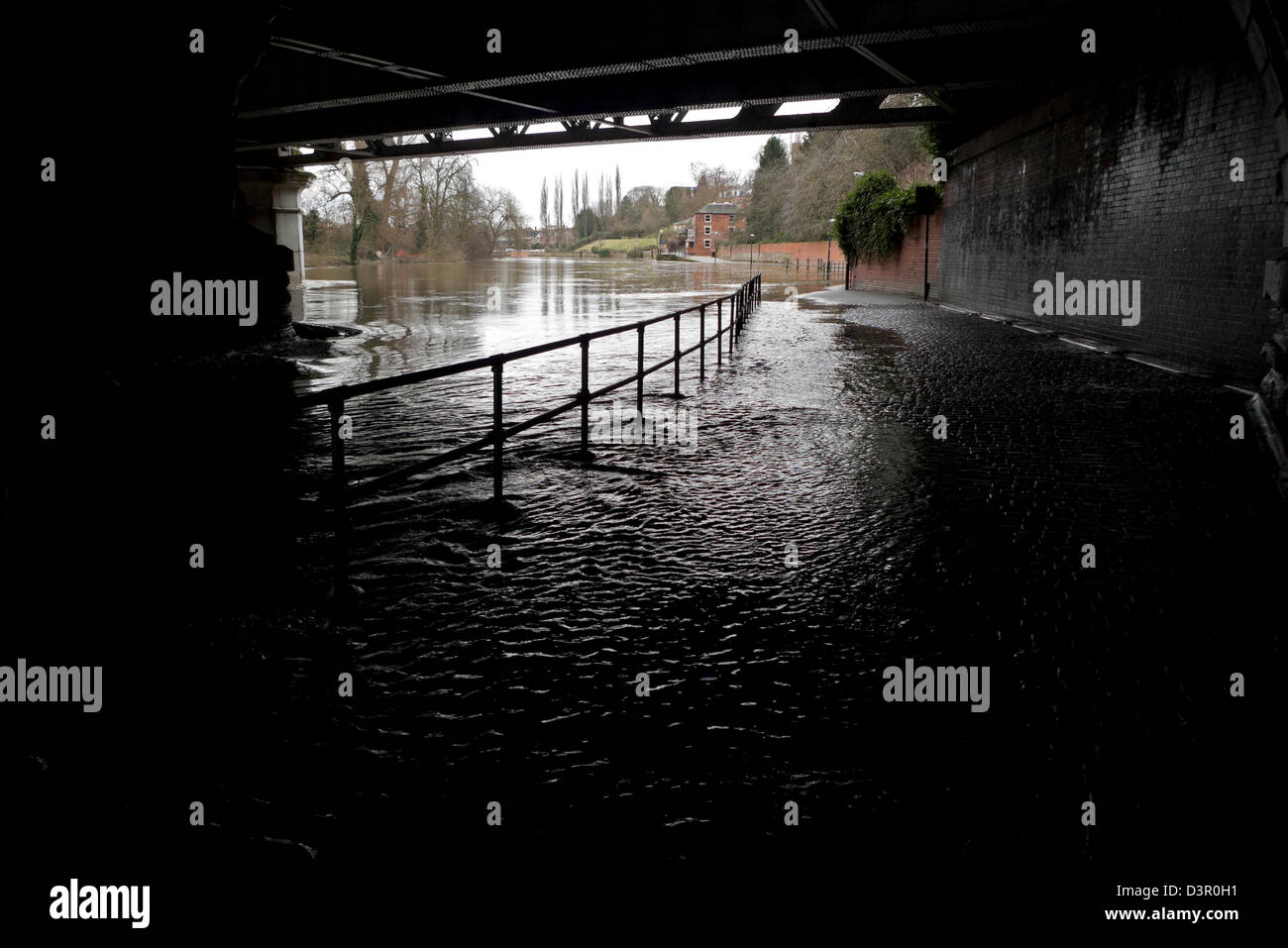 Une vue sous un pont ferroviaire de la rivière en crue Severn Shrewsbury Shropshire England UK Banque D'Images