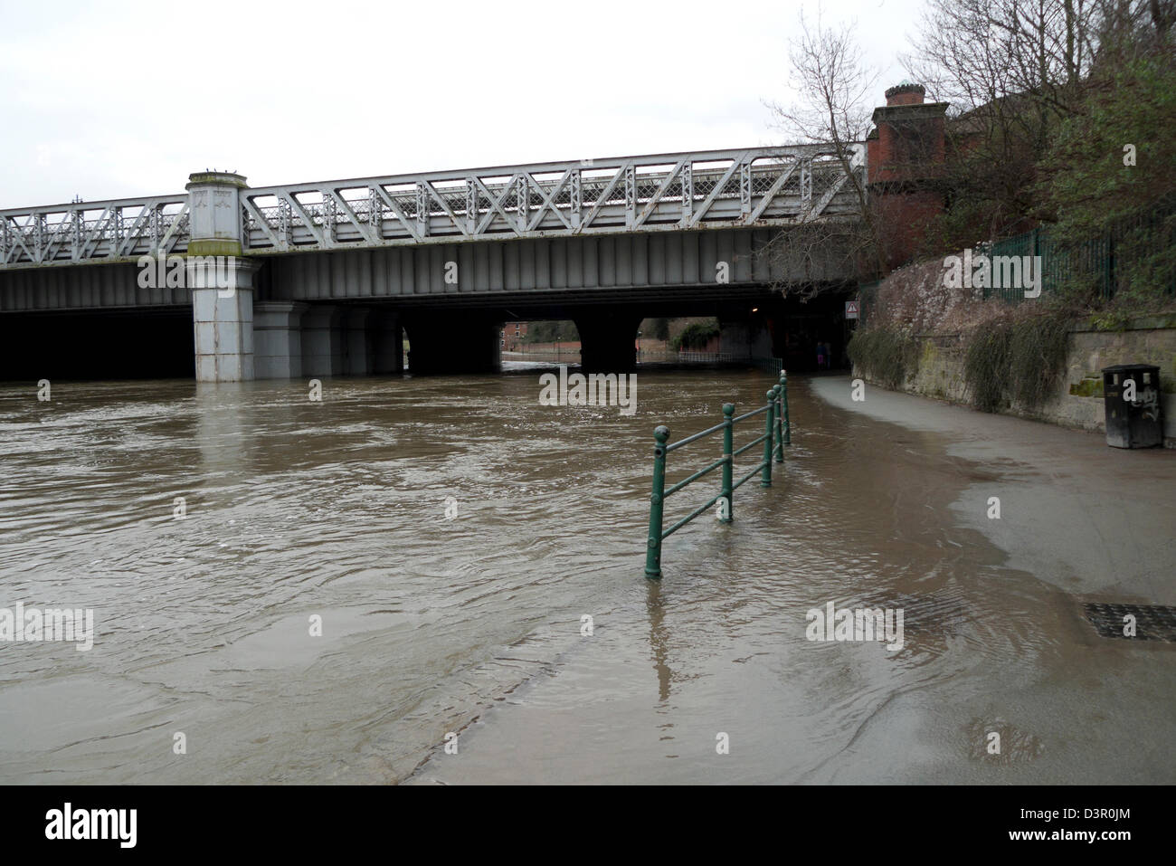 Une vue de la rivière en crue Severn et pont de chemin de fer Shrewsbury Shropshire England UK Banque D'Images