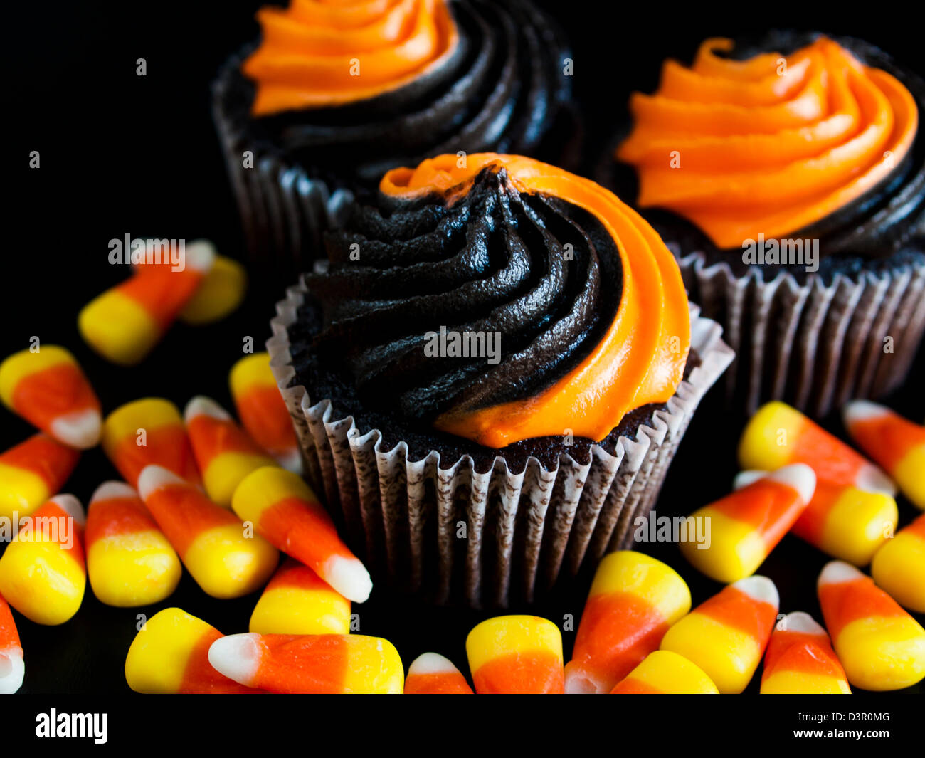 Cupcakes Halloween décorée de noir et l'orange incandescent du glaçage  Photo Stock - Alamy