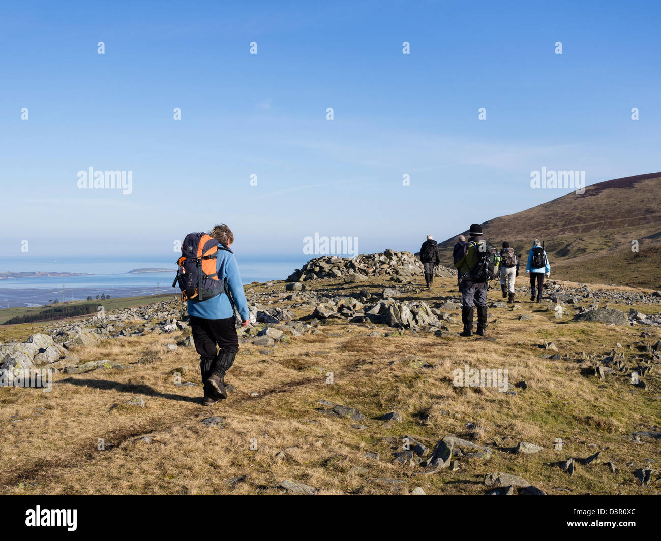Les marcheurs ordre croissant Moel Faban dans le nord du parc national de Snowdonia en vue de la côte de Gwynedd, au nord du Pays de Galles, Royaume-Uni, Angleterre Banque D'Images
