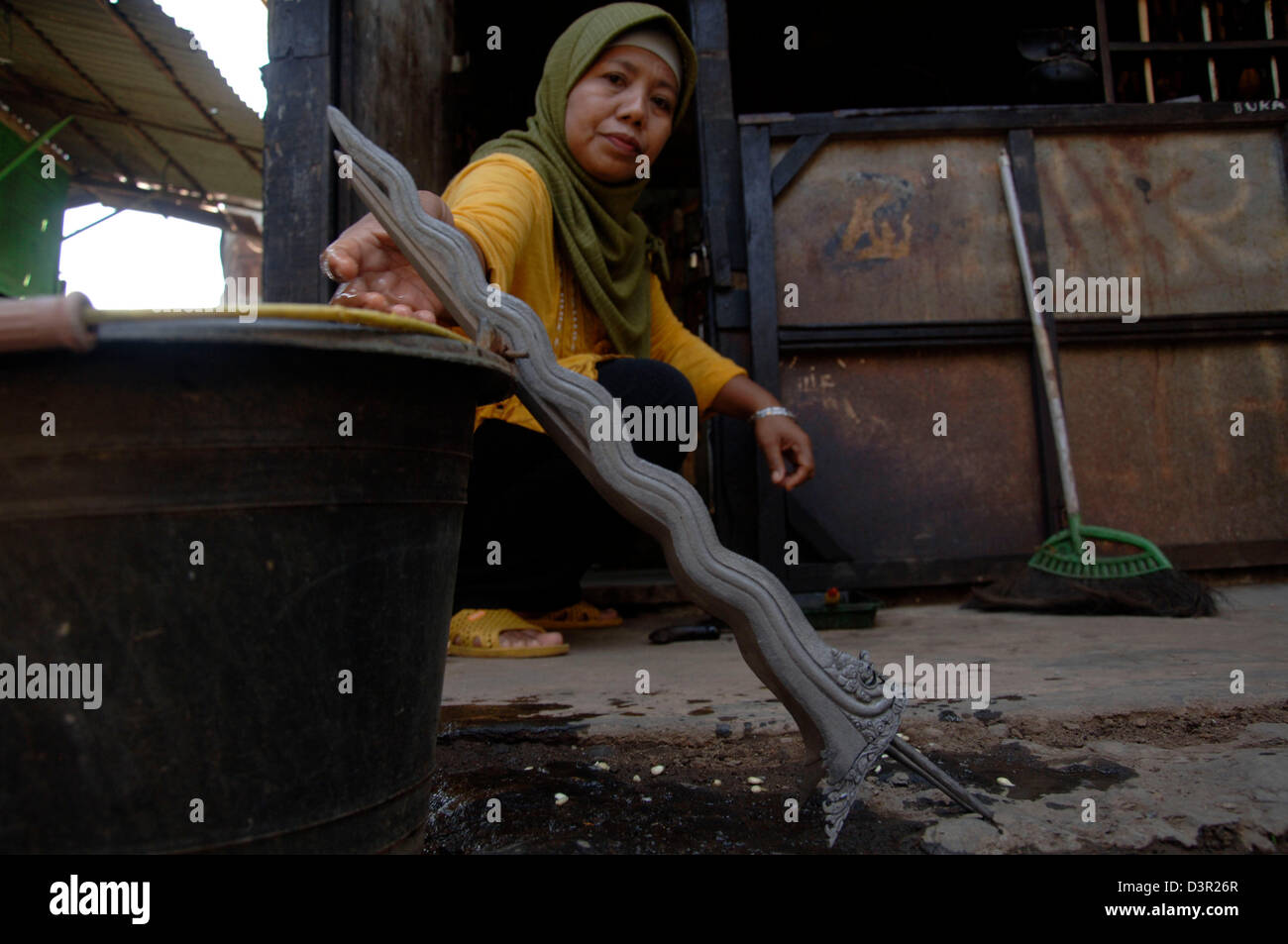 Femme kris bouilloire, Hj Mariana de décisions dans les gaines kris kris outillage BETEK Setono marché, Yogyakarta, Java Est. Banque D'Images