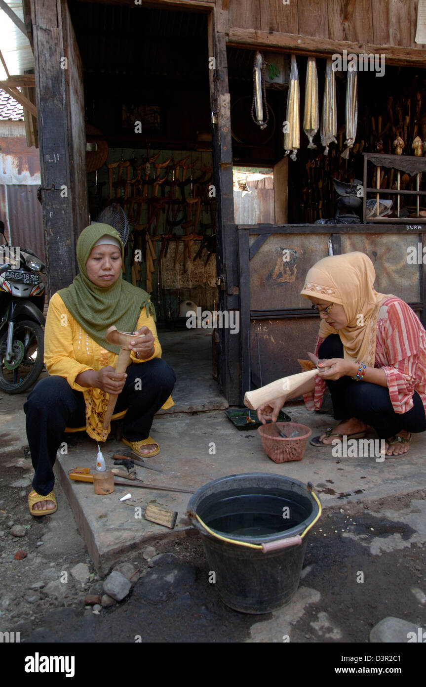Femme kris bouilloire, Hj Mariana (à gauche) et Amah (droite) dans les gaines de kris kris outillage BETEK Setono marché, Yogyakarta, Java Est. Banque D'Images