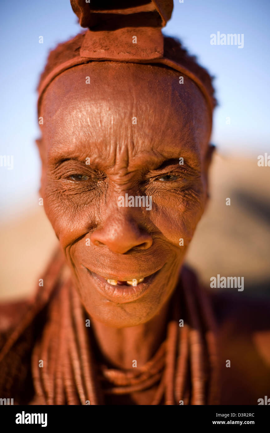 Smiling portrait de femme Caferna Hiba à Serra, Kaokoland, Namibie Banque D'Images