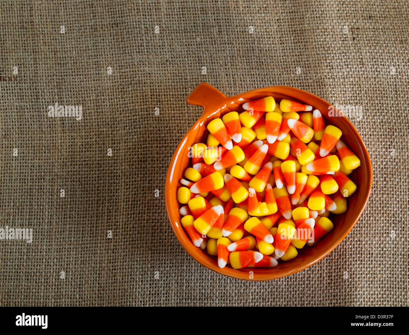 Halloween Candy bonbons traditionnels de maïs orange bowl. Banque D'Images