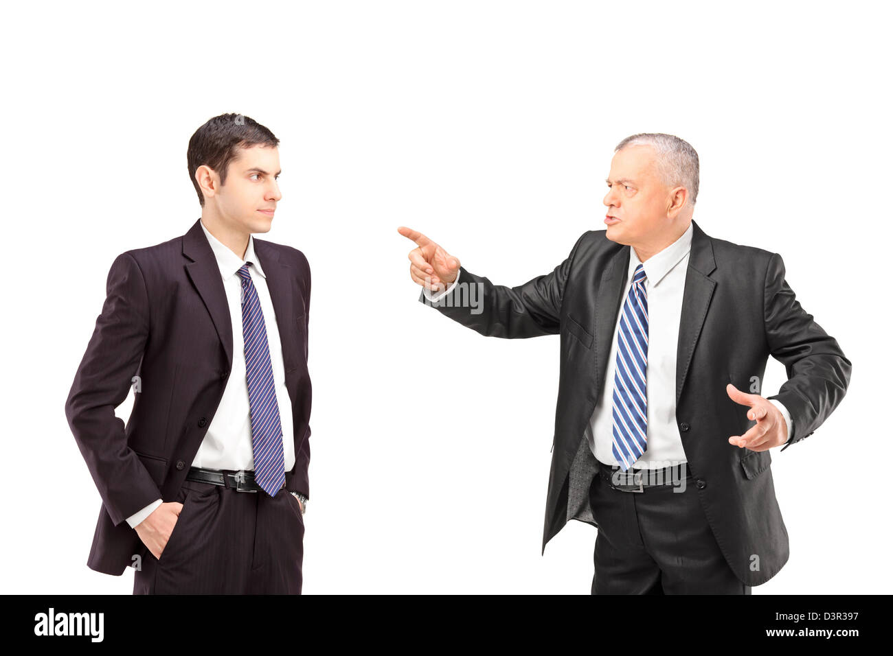 Angry Man dans un costume avec un doigt pointant vers un jeune homme en costume isolé sur fond blanc Banque D'Images