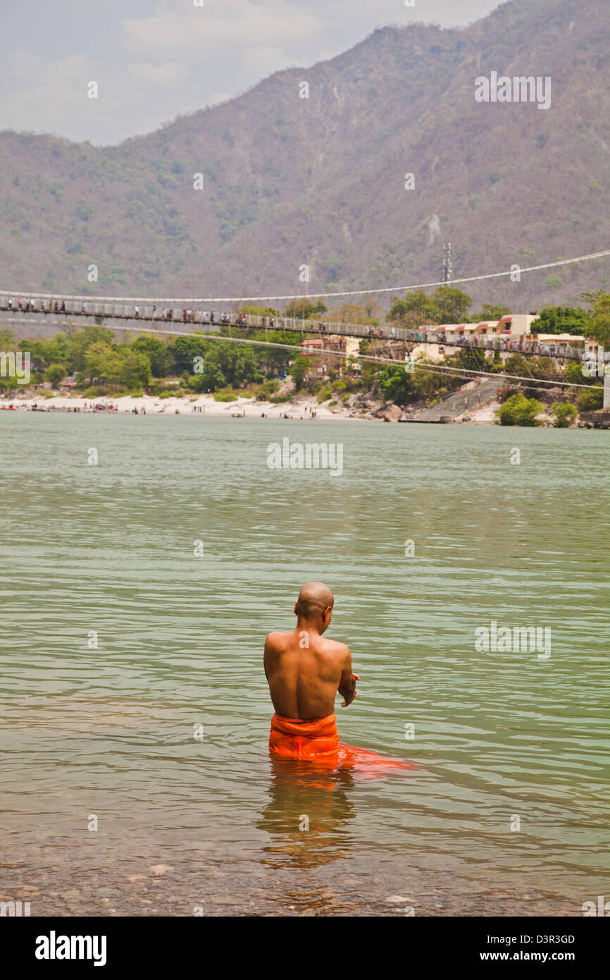 Un moine en prière hindoue dans les eaux sacrées du Gange sacré, Ram Jhula, Rishikesh, Inde, Uttarakhand Banque D'Images