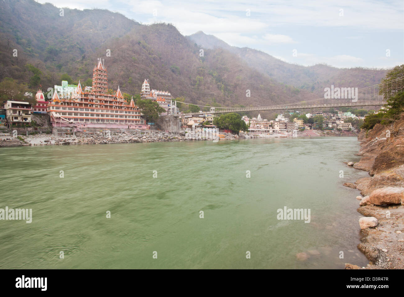 Gange avec Lakshman Jhula et Trayambakeswar temple dans l'arrière-plan, Rishikesh, Dehradun, Inde Uttarakhand, District Banque D'Images