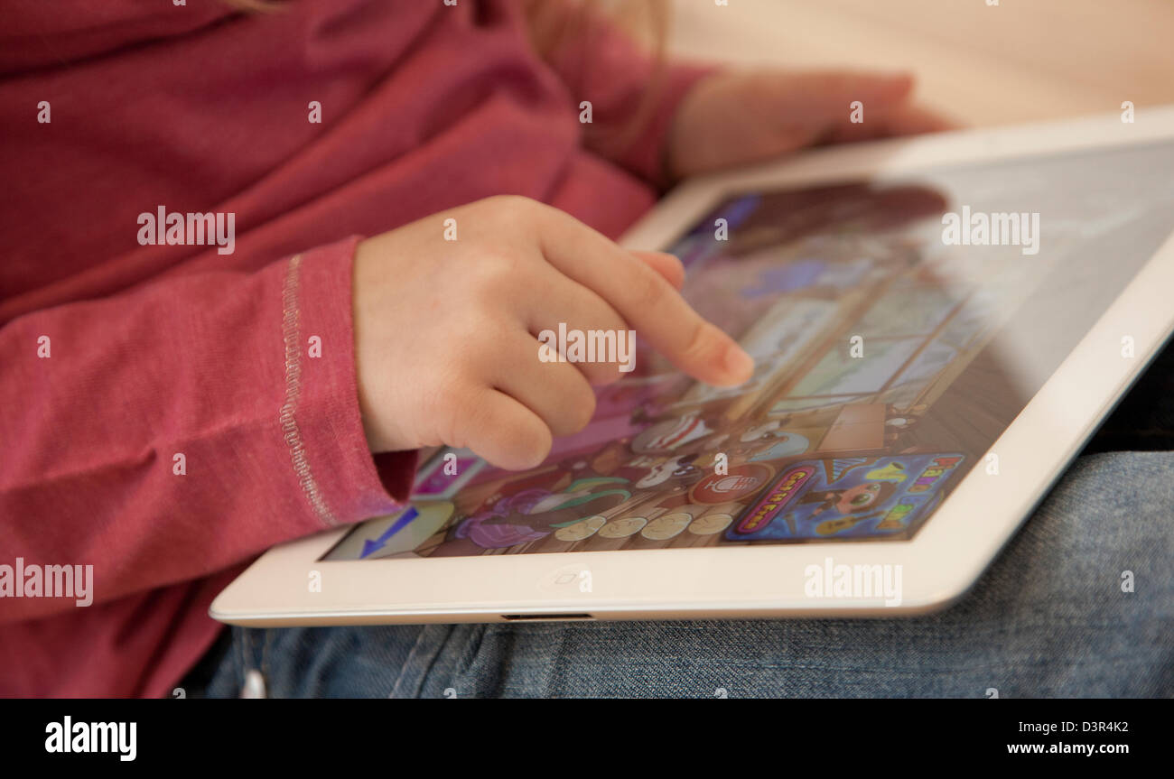 Jeune fille jouant sur un Apple iPad tablet computer Banque D'Images
