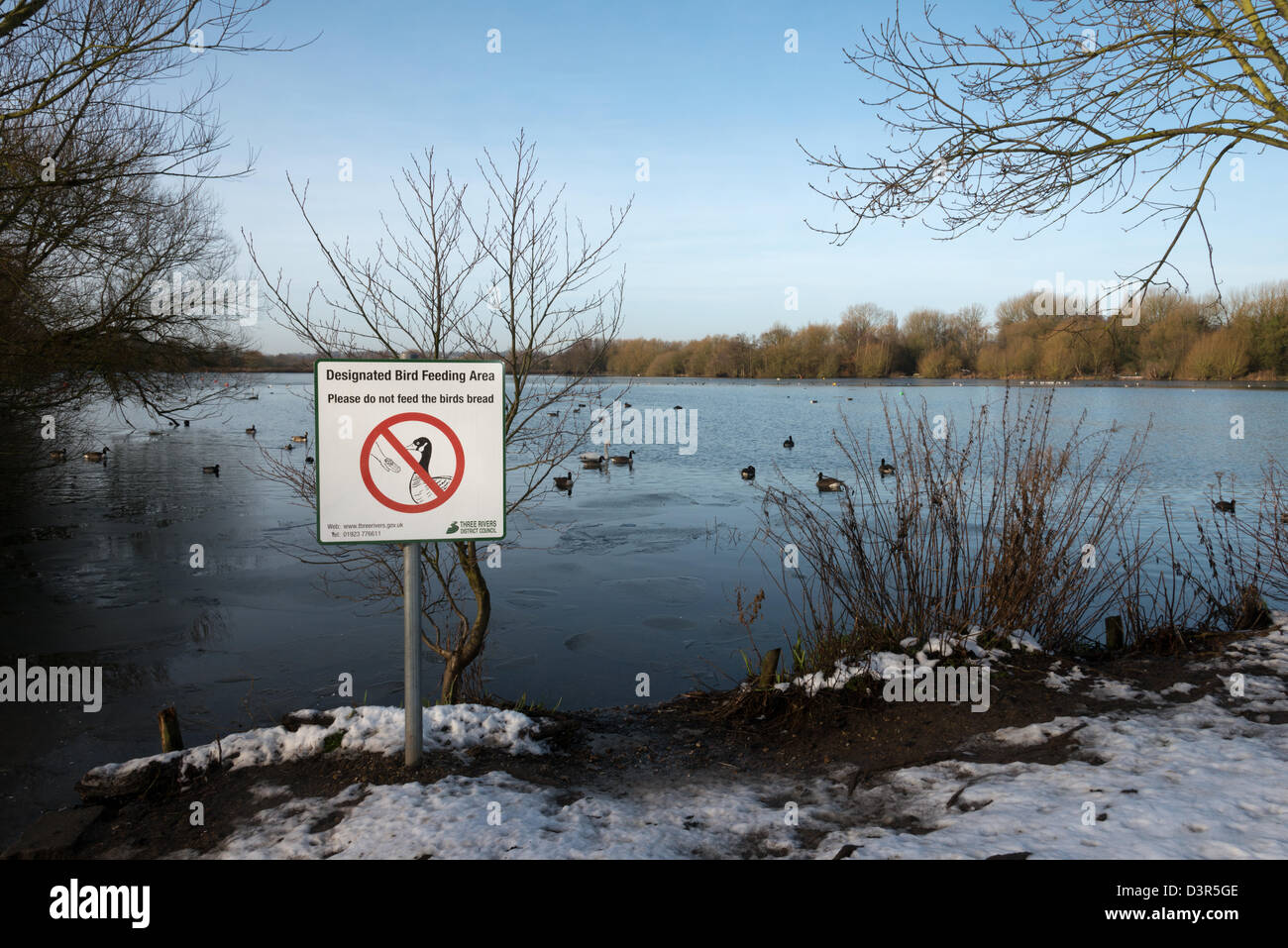 Aire d'alimentation d'oiseaux désigné signe à enterrer Lake Rickmansworth Aquadrome Herts UK Banque D'Images