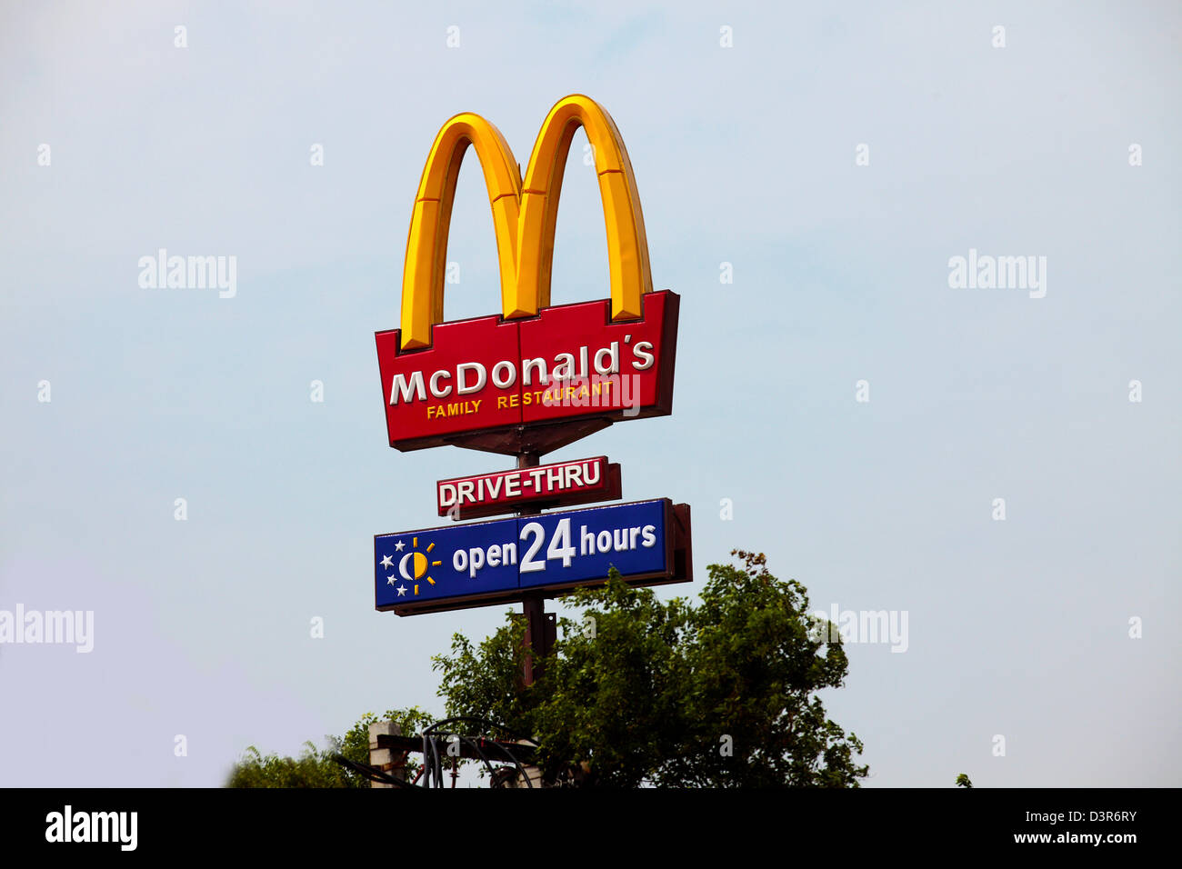 McDonald's store sur une route Banque D'Images