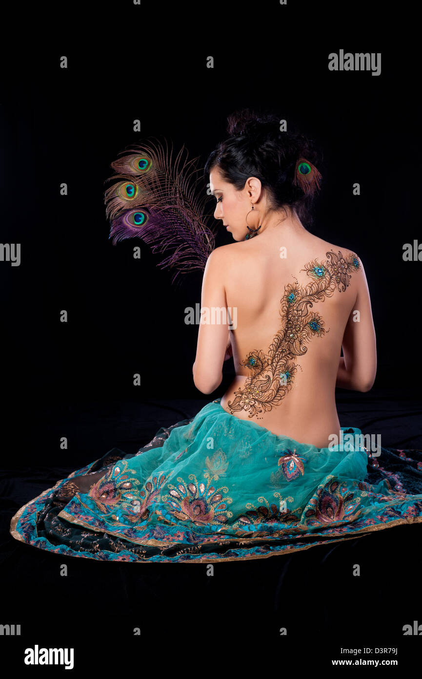 Plume de paon Henna Design sur le dos d'une femme Banque D'Images