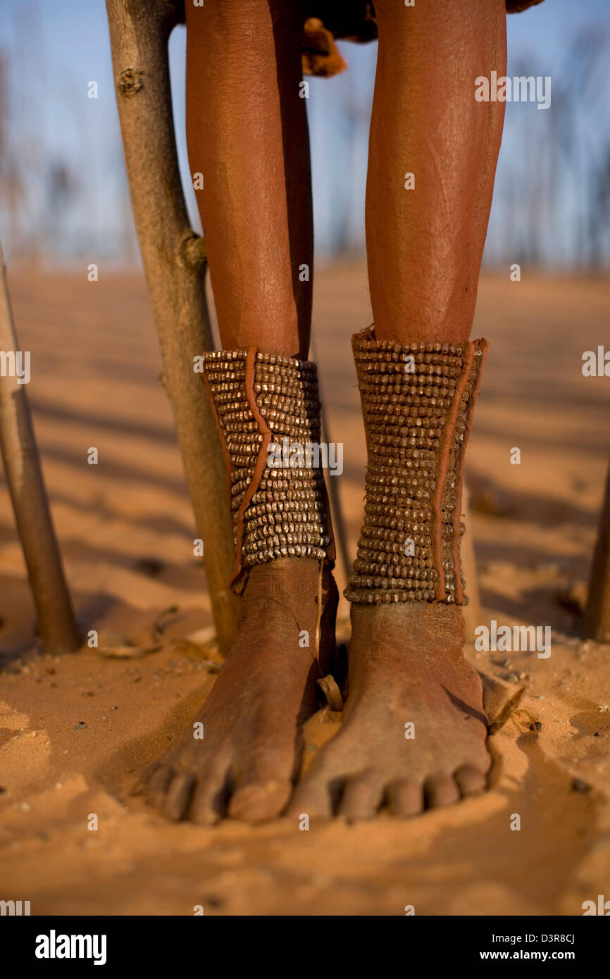 Bracelets de pied Hiba femme Caferna dans la Serra, Kaokoland, Namibie Banque D'Images